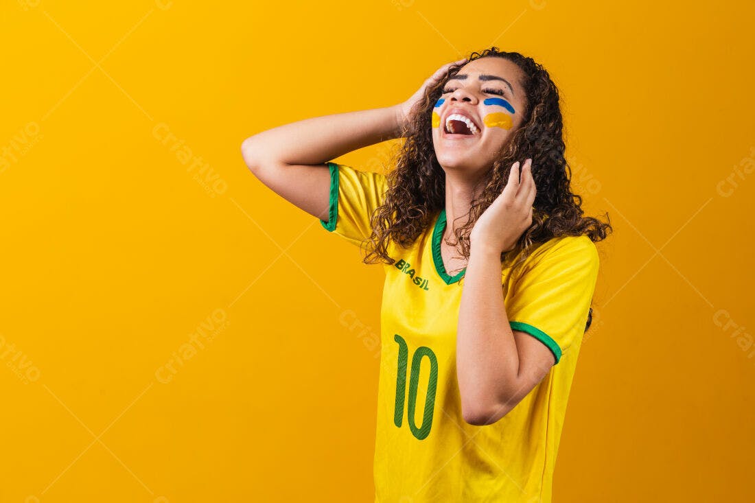 Torcedora brasileira eufórica em fundo amarelo