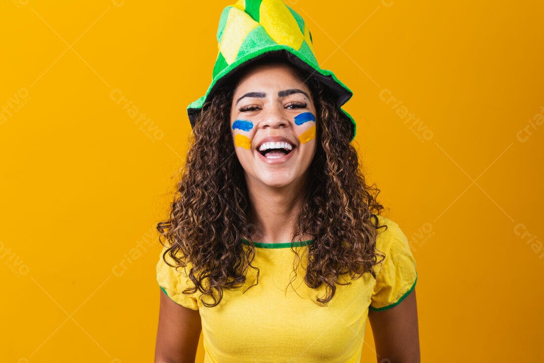 Torcedora brasileira eufórica com chapéu e pintura facial