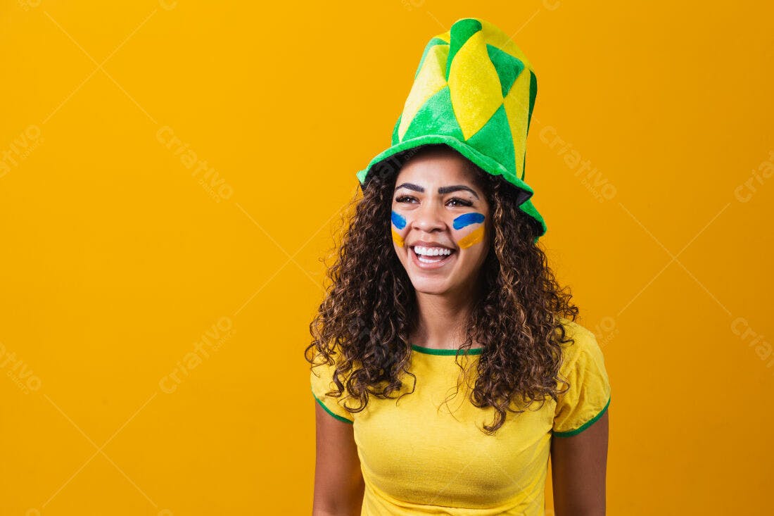 Torcedora brasileira sorridente com pintura facial