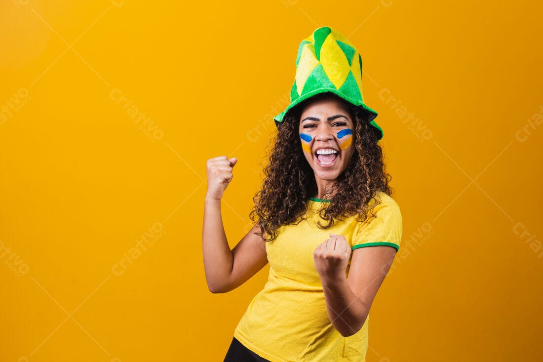 Torcedora brasileira vibrante fundo amarelo