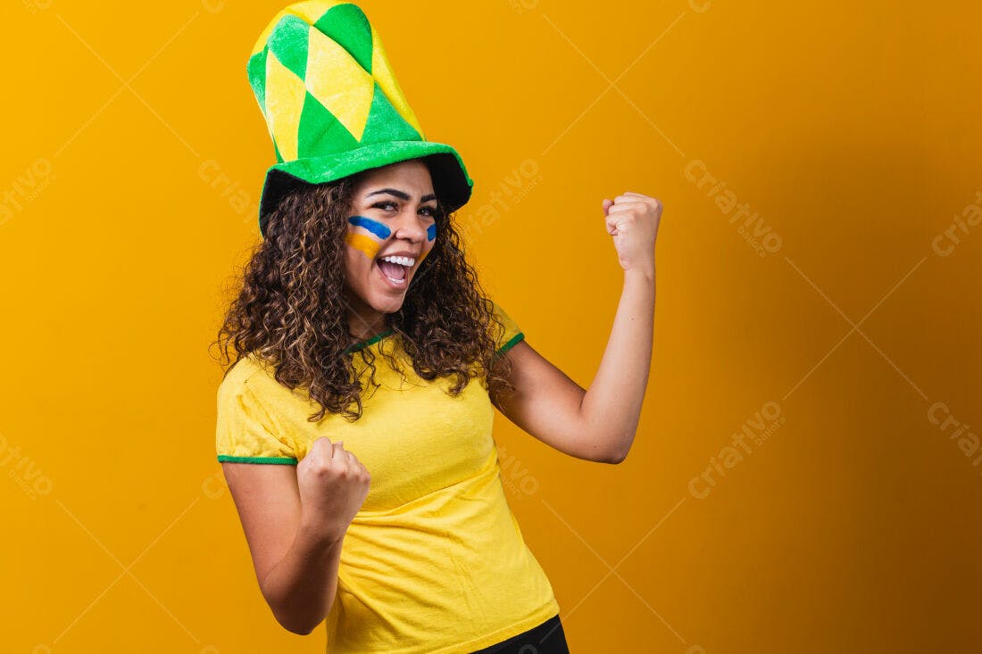 Torcedora brasileira vibrante em amarelo