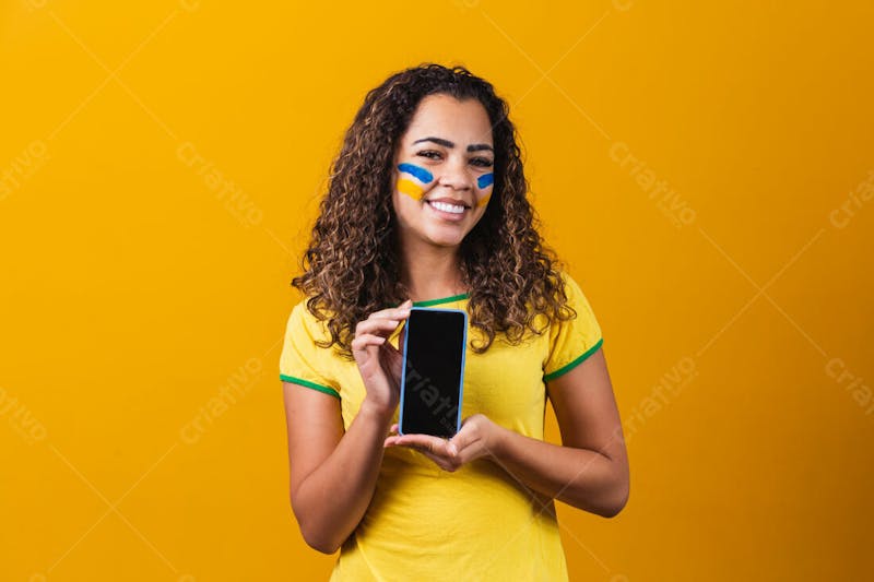Mulher torcedora com celular na mão copa do mundo brasil 2