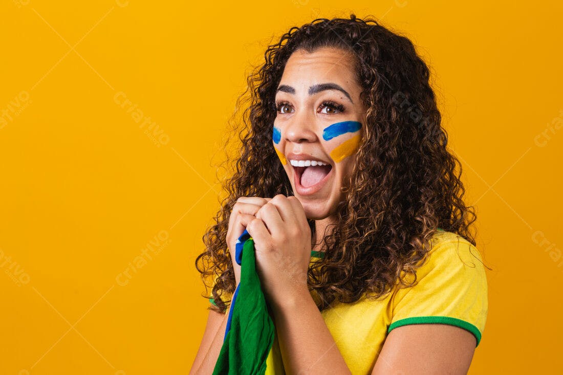 Torcedora brasileira eufórica com pintura facial