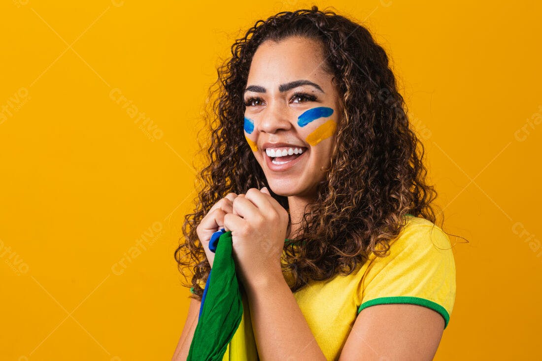 Torcedora brasileira eufórica com bandeira