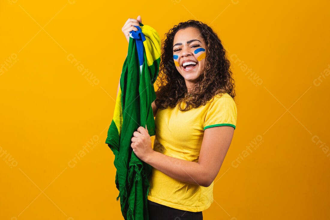 Torcedora brasileira com bandeira verde e amarela
