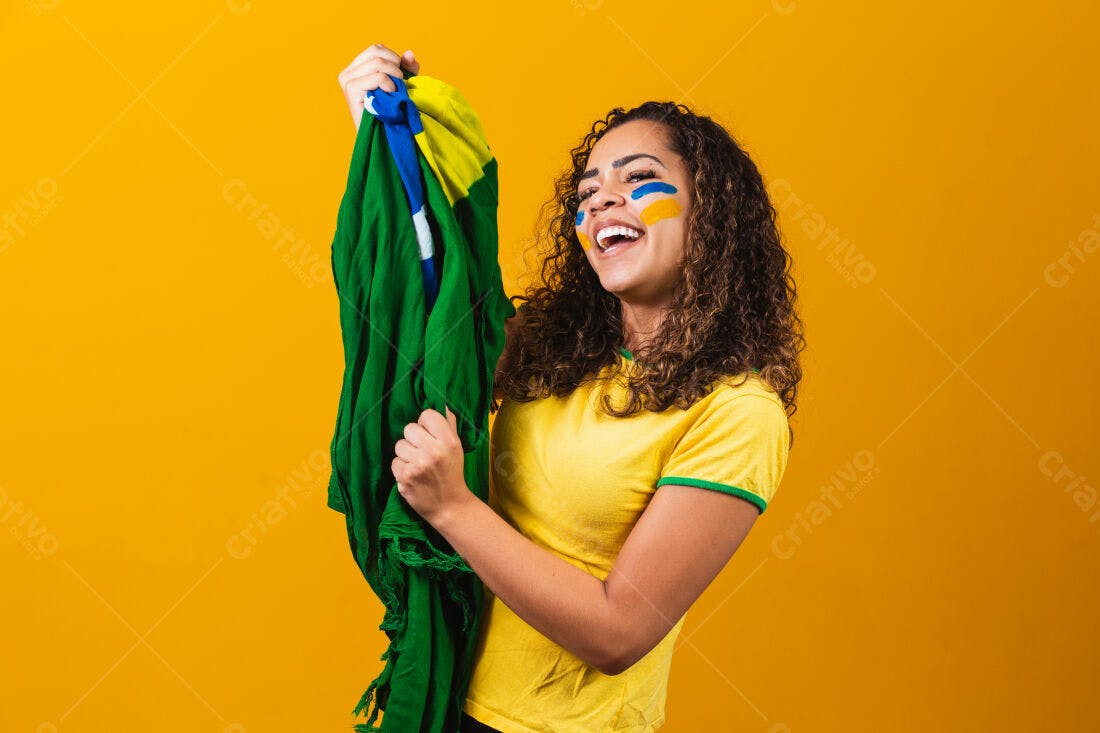 Torcedora brasileira eufórica com bandeira