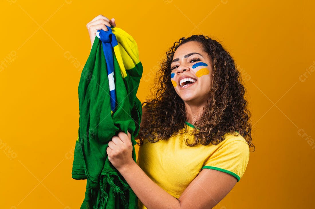 Torcedora brasileira eufórica com bandeira
