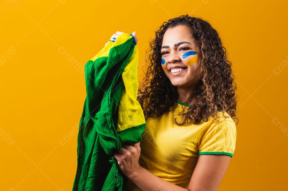 Torcedora brasileira com bandeira verde amarela