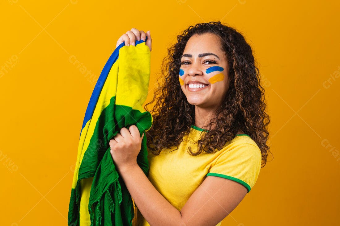 Torcedora brasileira com bandeira verde amarela