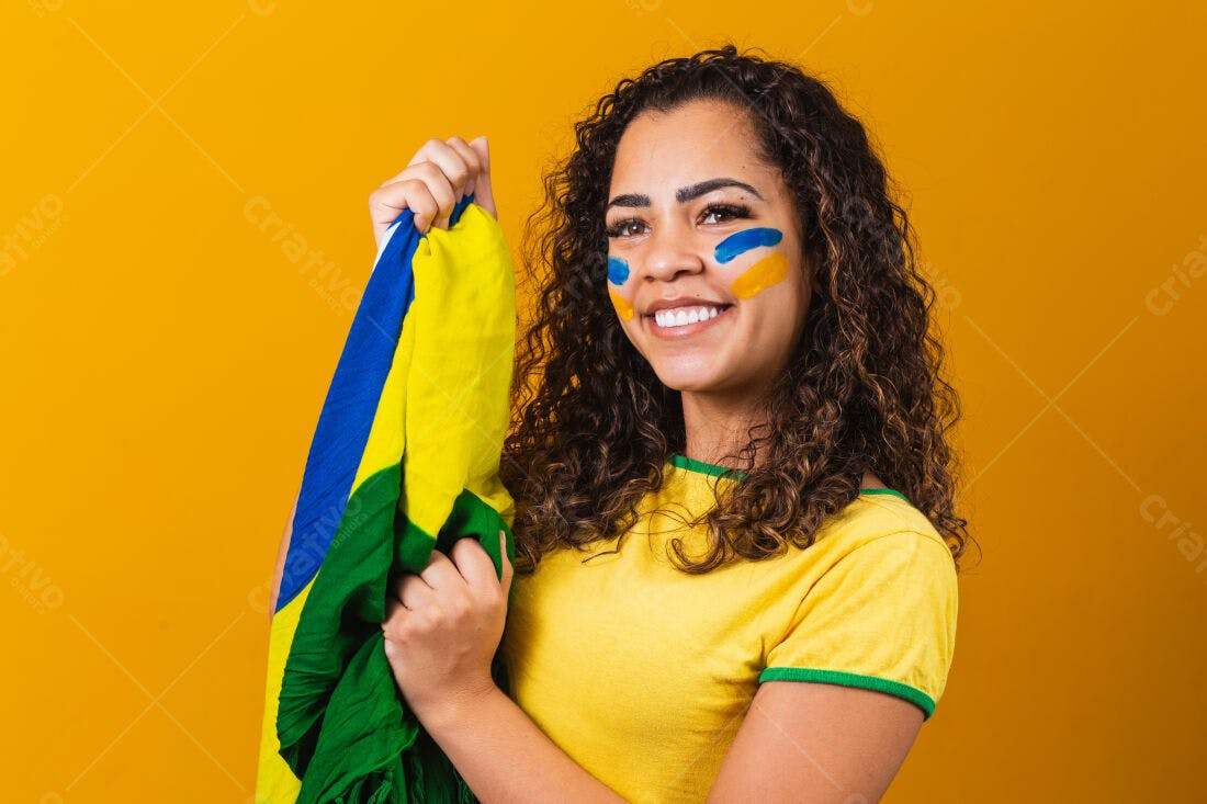 Torcedora brasileira com bandeira