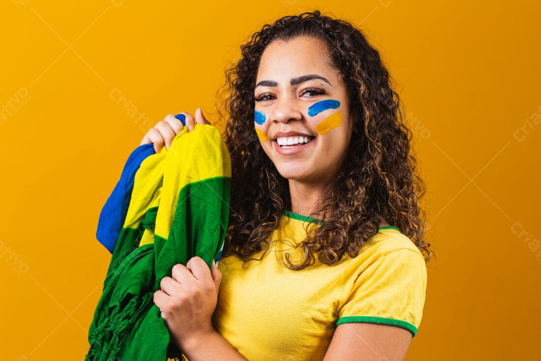 Torcedora brasileira com bandeira e pintura facial