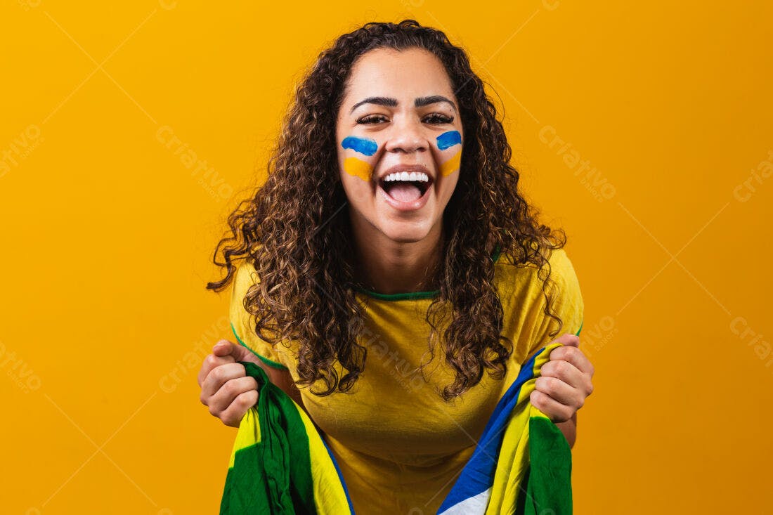 Torcedora brasileira vibrante com bandeira