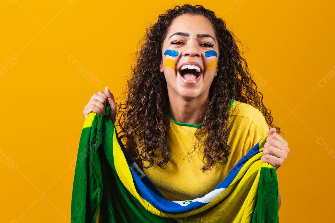 Torcedora brasileira eufórica com bandeira