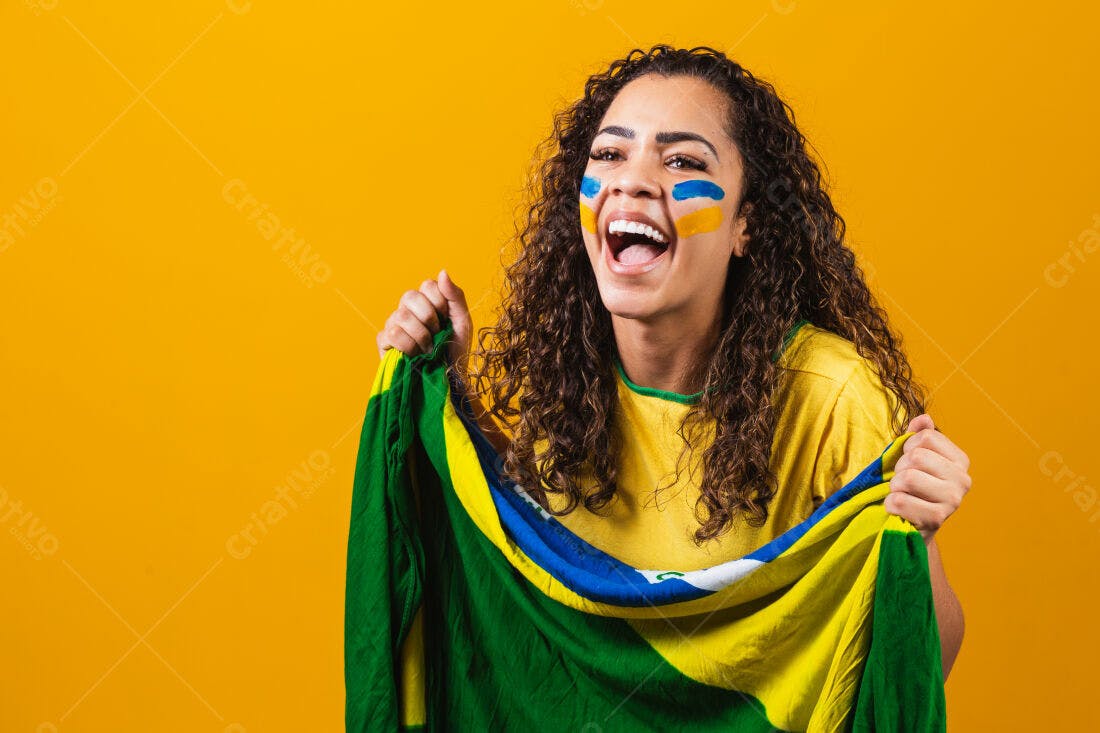 Torcedora brasileira eufórica com bandeira
