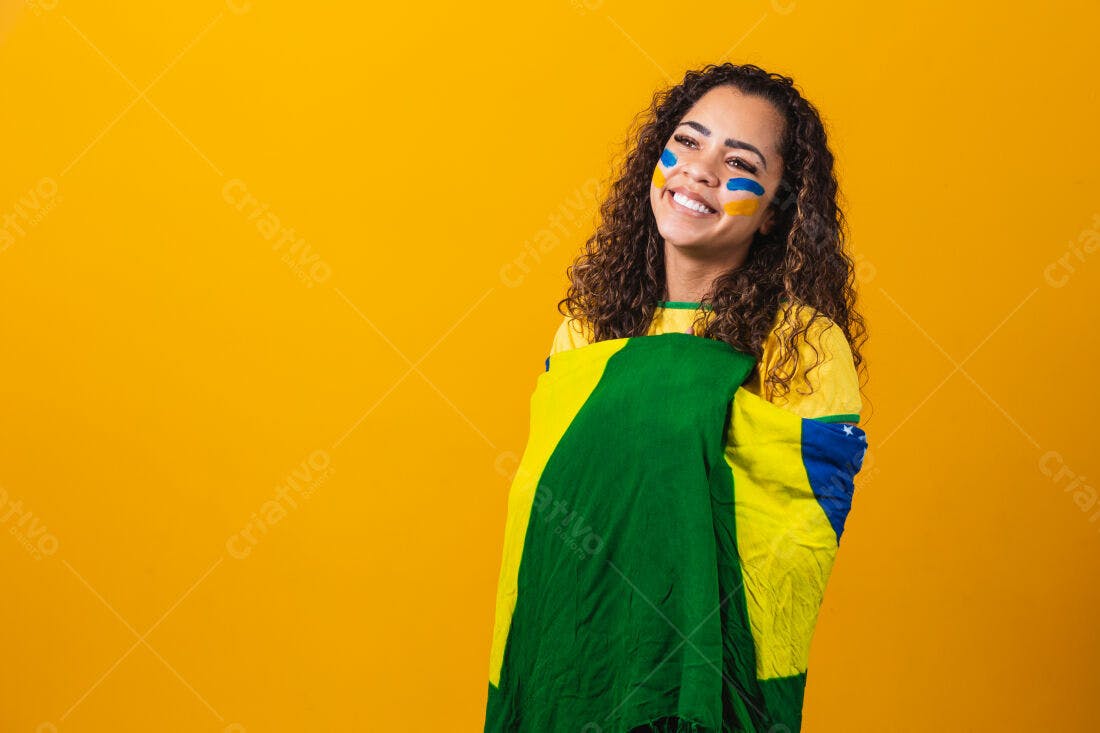 Torcedora brasileira feliz com bandeira