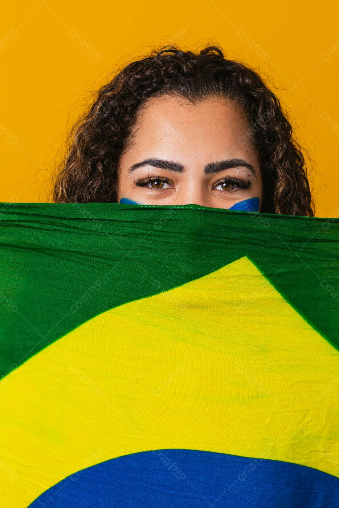 Mulher com bandeira brasileira fundo amarelo