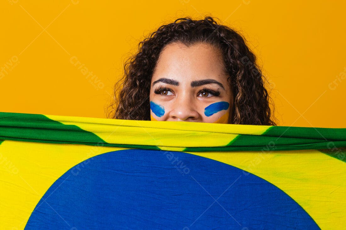 Torcedora brasileira com pintura facial