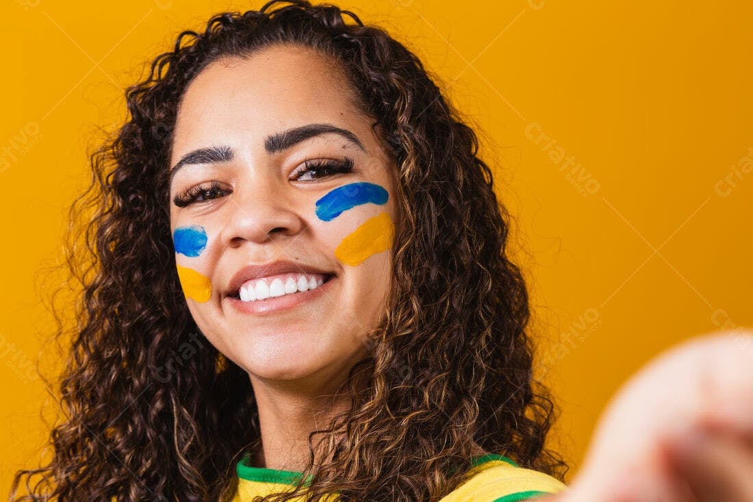 Mulher sorridente com pintura facial amarela e azul