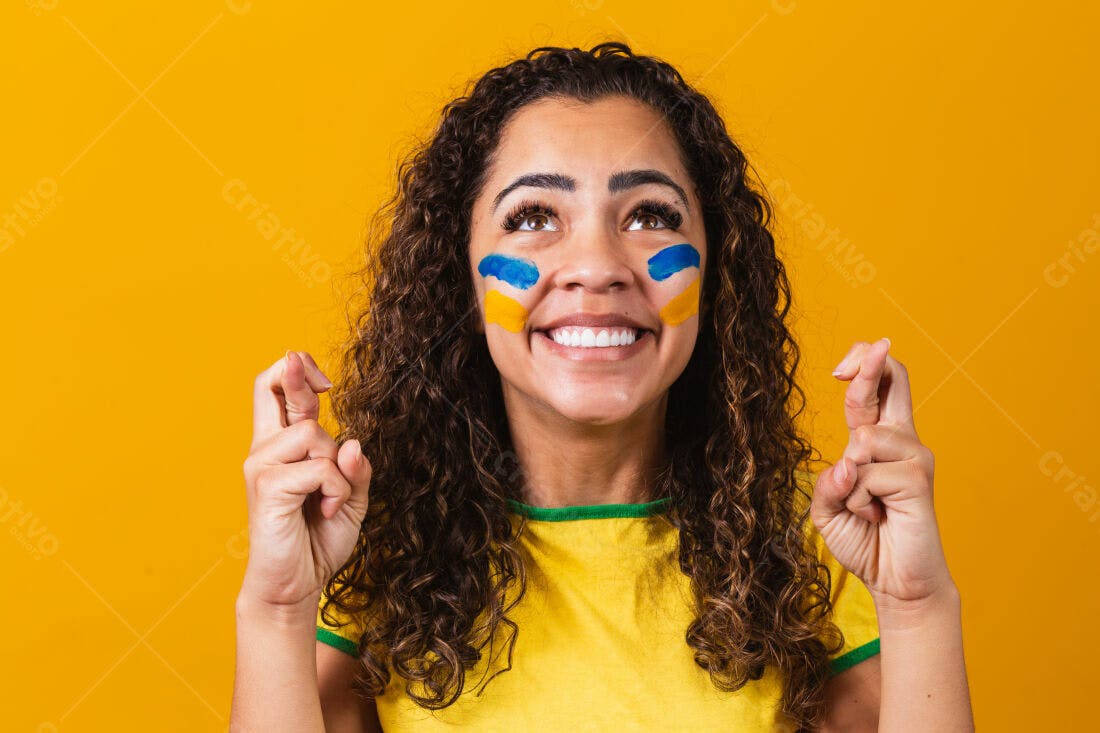 Mulher torcendo com cores brasileiras
