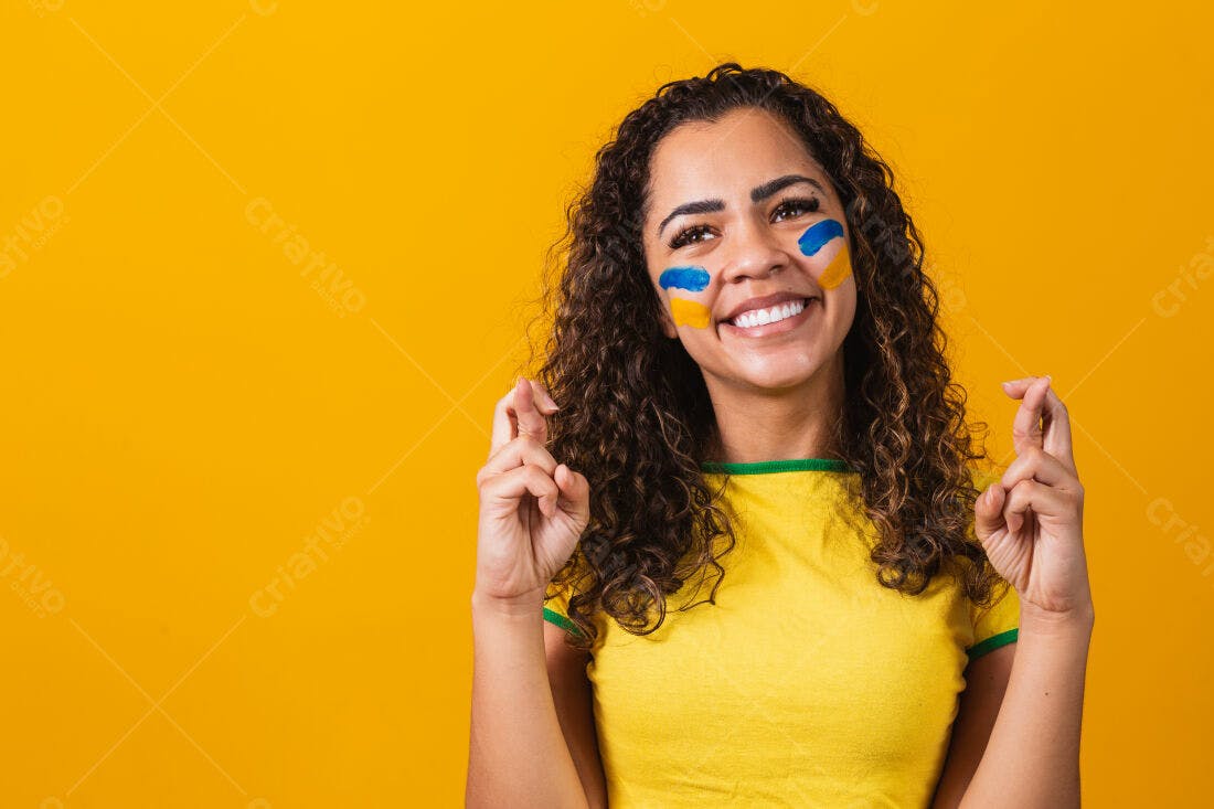 Mulher torcendo com pintura facial amarela azul e verde