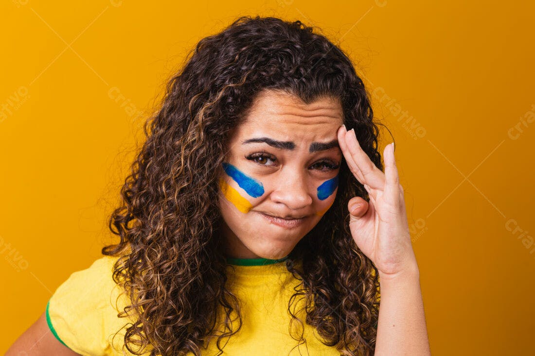 Mulher com pintura facial brasileira em fundo amarelo