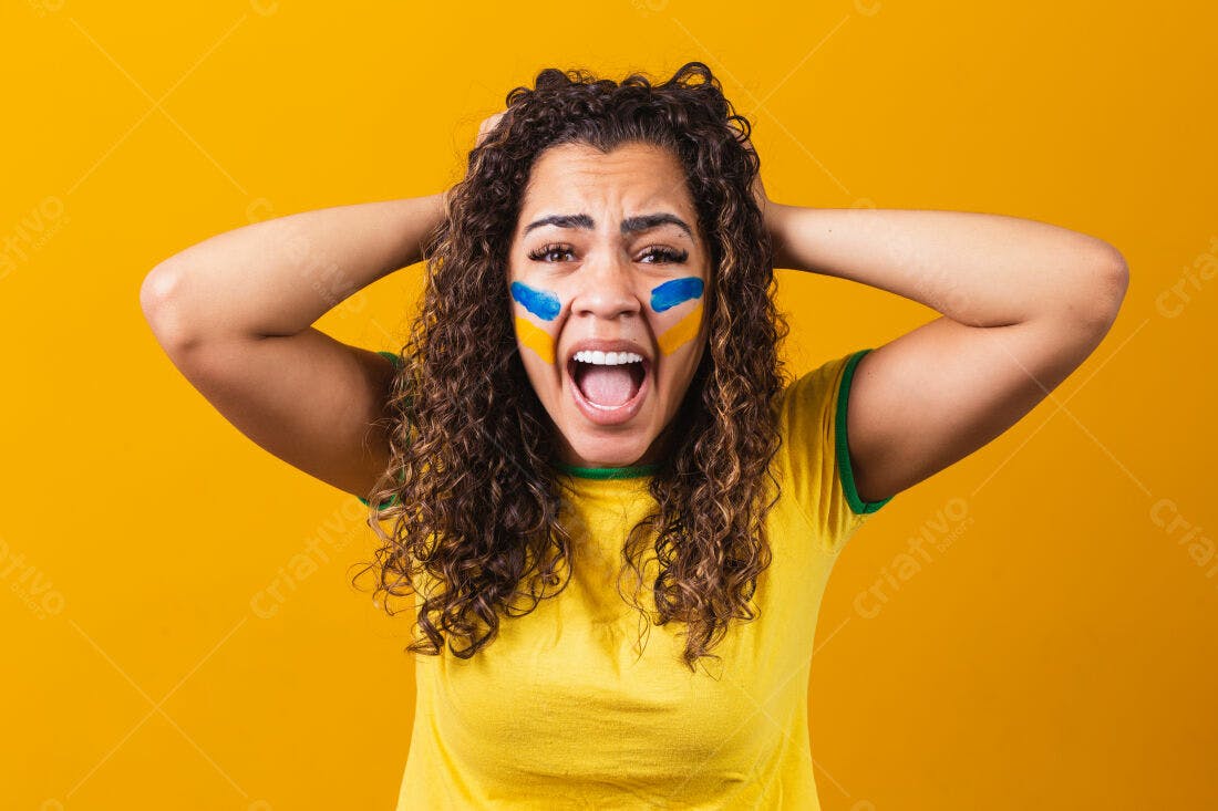 Mulher torcendo com pintura facial brasileira
