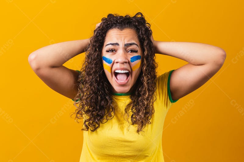 Mulher torcedora brasil copa do mundo preocupada 2