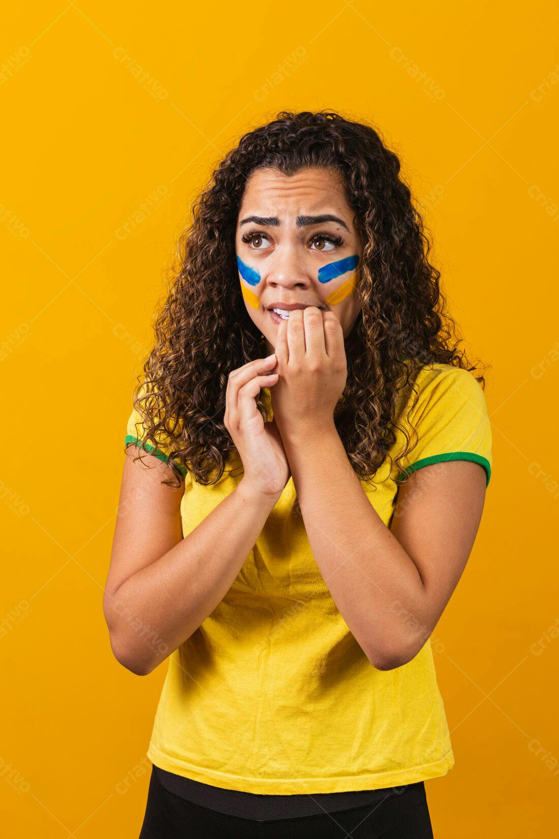Torcedora ansiosa com pintura facial