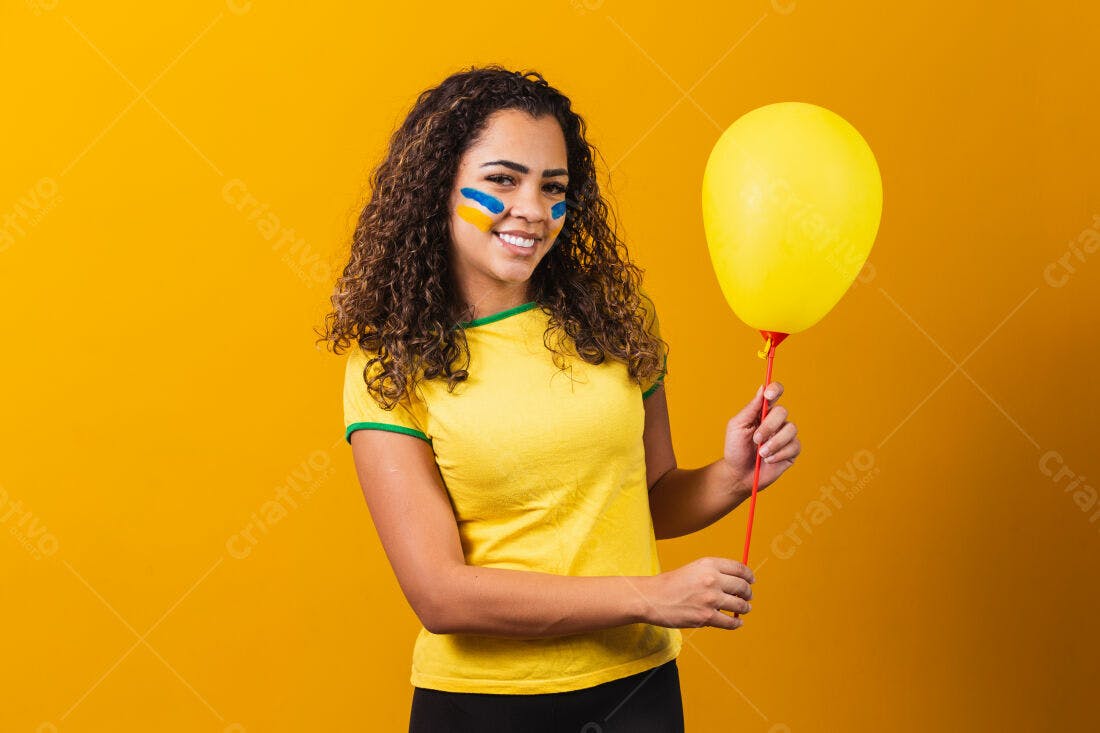 Mulher torcedora com balão amarelo