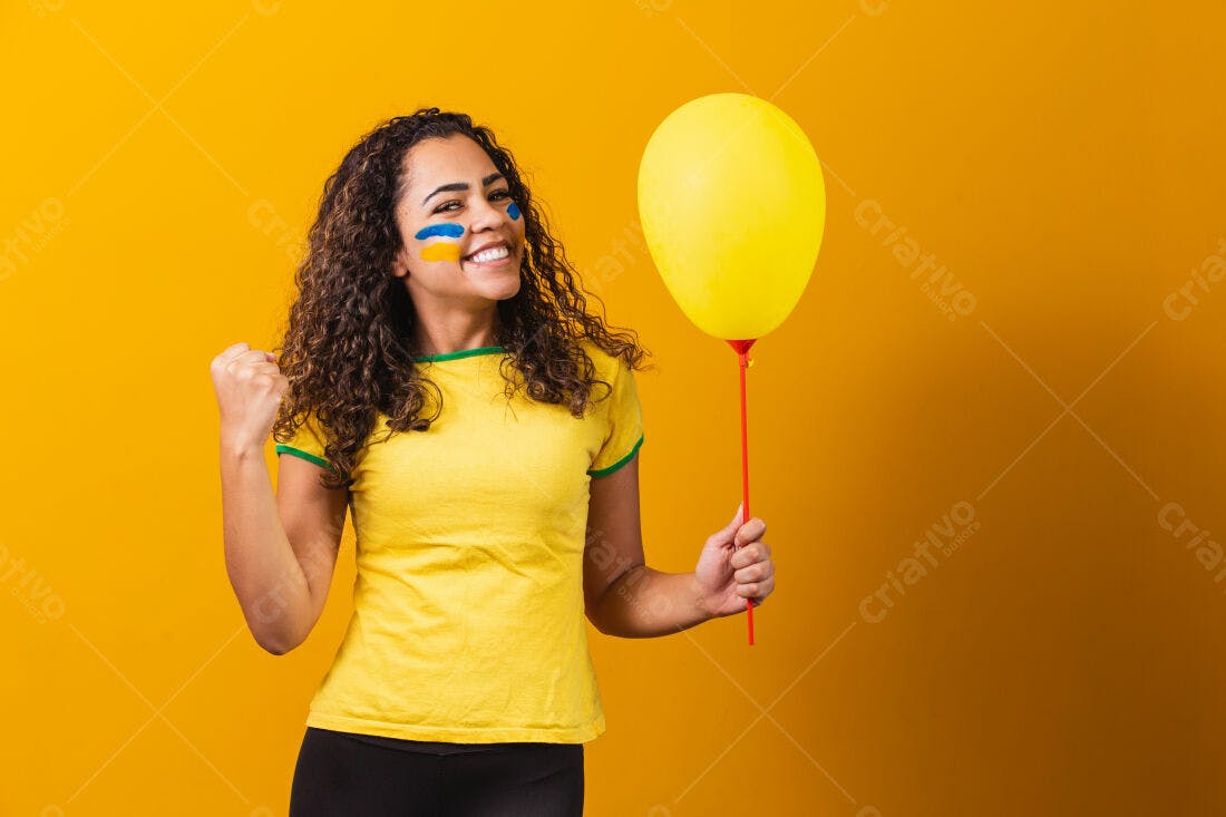 Torcedora brasileira com balão amarelo