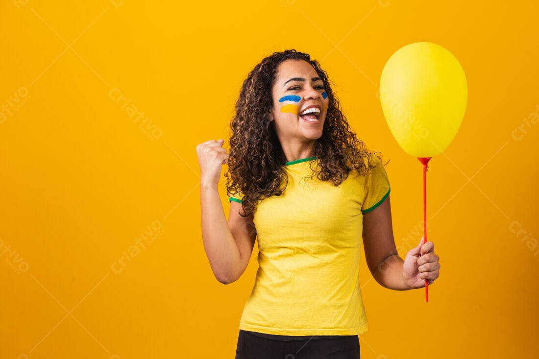 Torcedora brasileira vibrante com balão amarelo