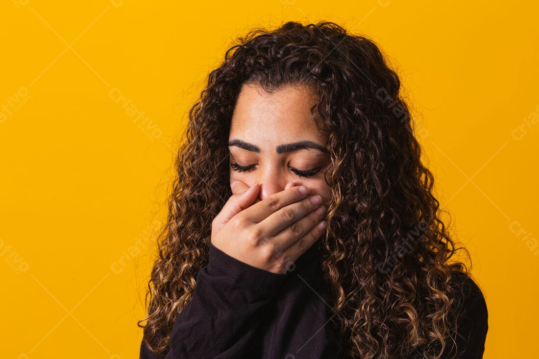 Mulher com cabelo cacheado cobrindo o rosto