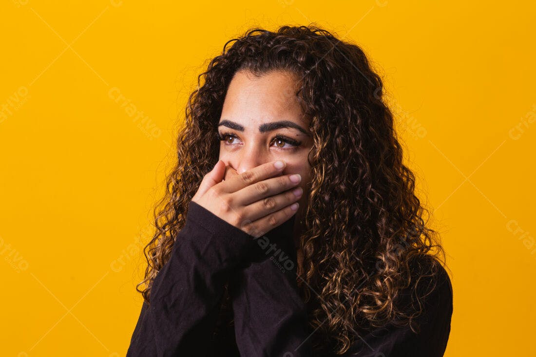 Mulher cobrindo a boca fundo amarelo