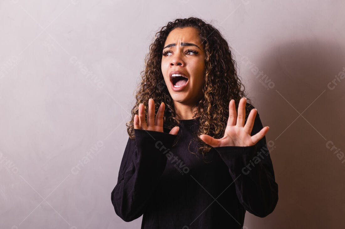 Mulher assustada com as mãos levantadas