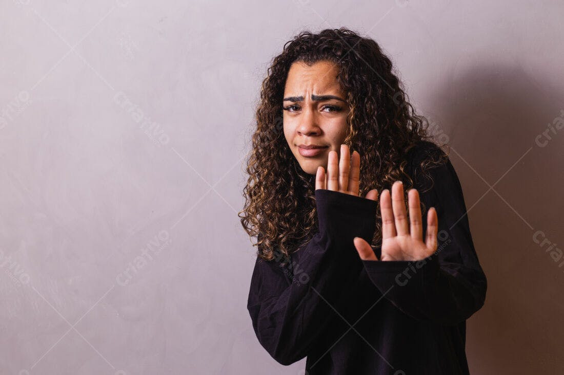 Mulher com expressão de recusa fundo cinza