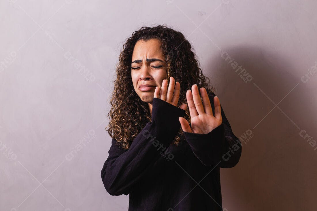 Mulher mostrando gesto de parada com tristeza
