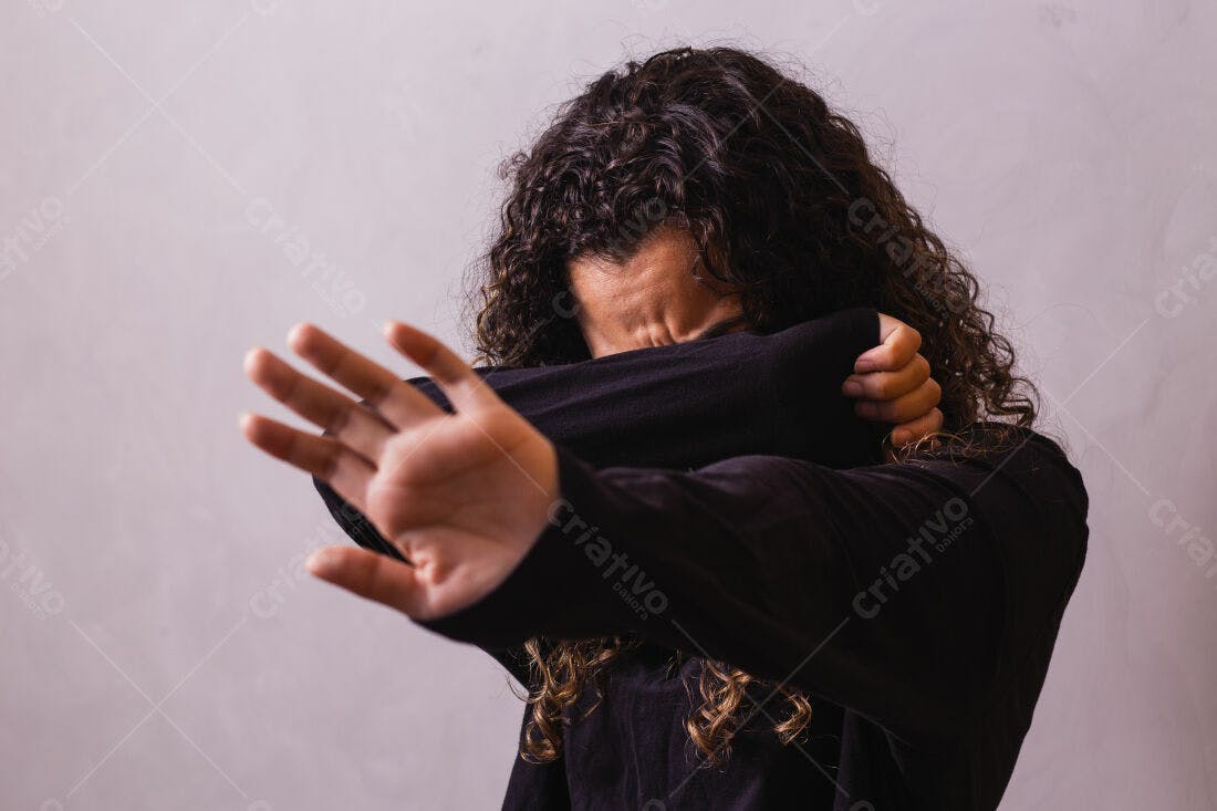 Mulher escondendo rosto sofrimento