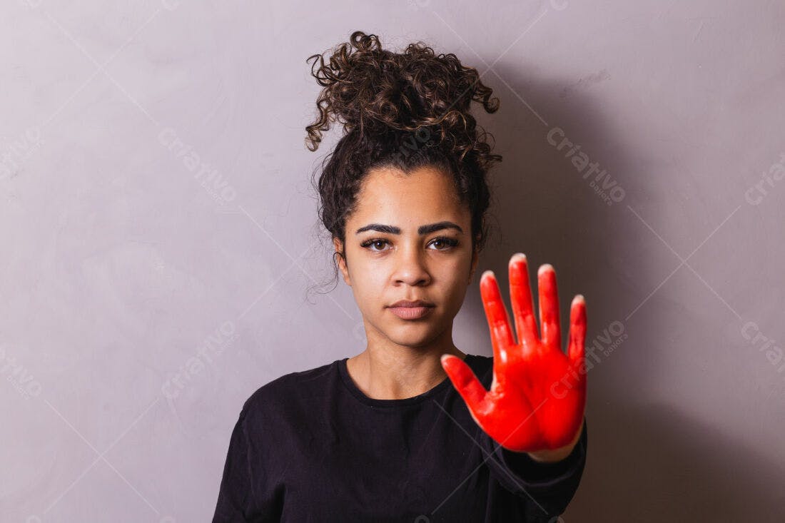 Mulher com mão vermelha em protesto