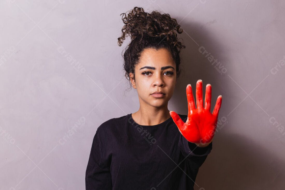Mulher com mão vermelha em protesto