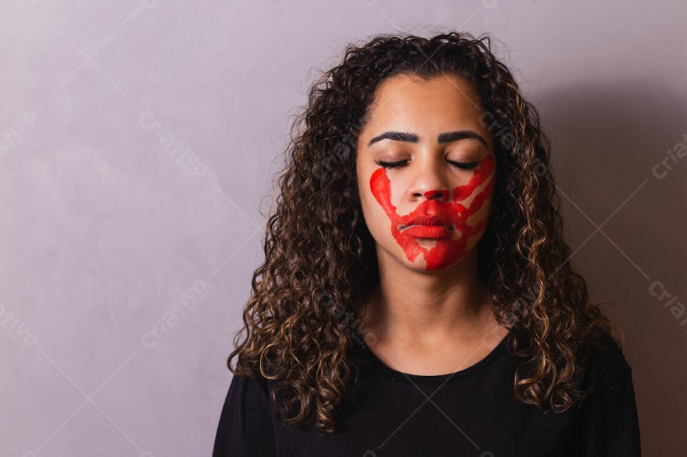 Mulher Com Mão Marcada De Vermelho No Rosto Violência Doméstica