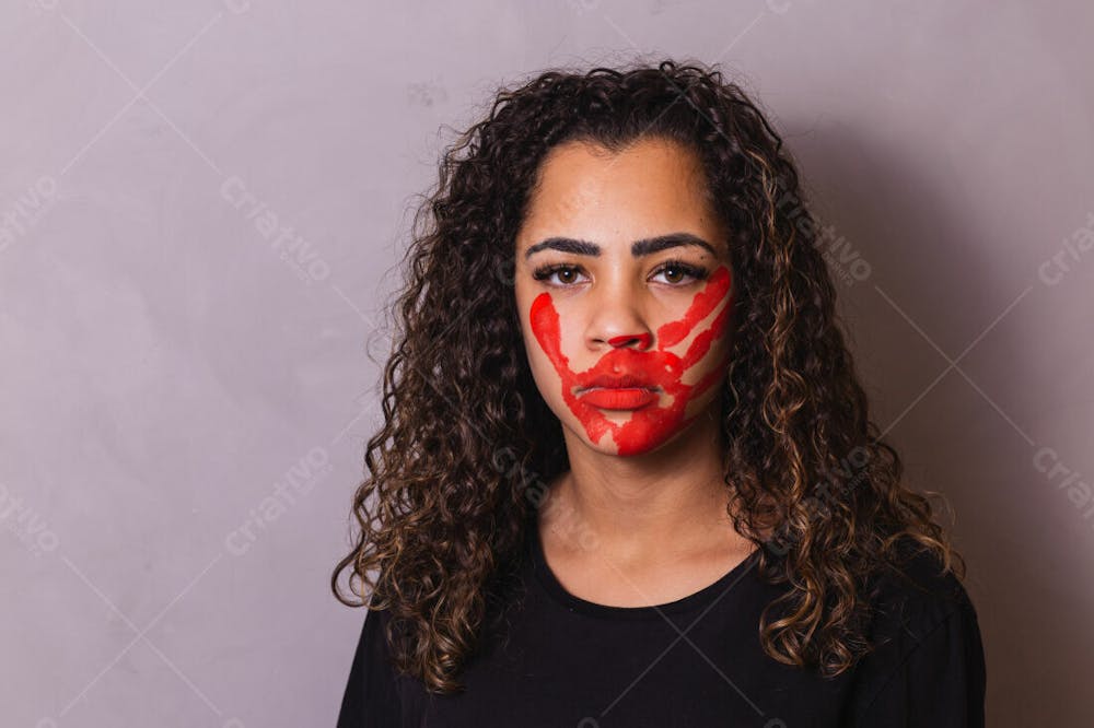 Mulher Com Mão Marcada De Vermelho No Rosto Violência Doméstica 1