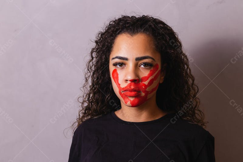 Mulher com mão marcada de vermelho no rosto violência doméstica 2