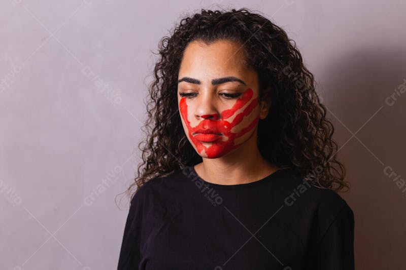 Mulher com mão marcada de vermelho no rosto violência doméstica 3