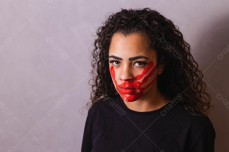 Mulher com mão marcada de vermelho no rosto violência doméstica 4
