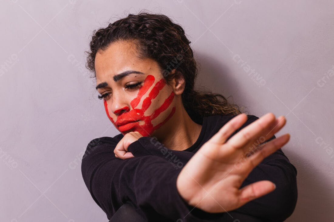 Mulher triste com pintura vermelha no rosto