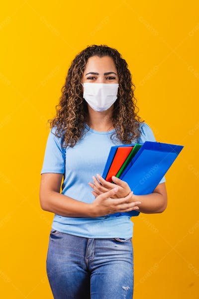 Estudante Com Mascara E Livros Volta As Aulas 2