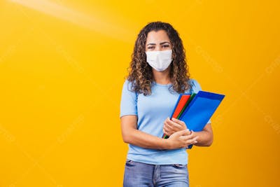 Estudante Com Mascara E Livros Volta As Aulas 3