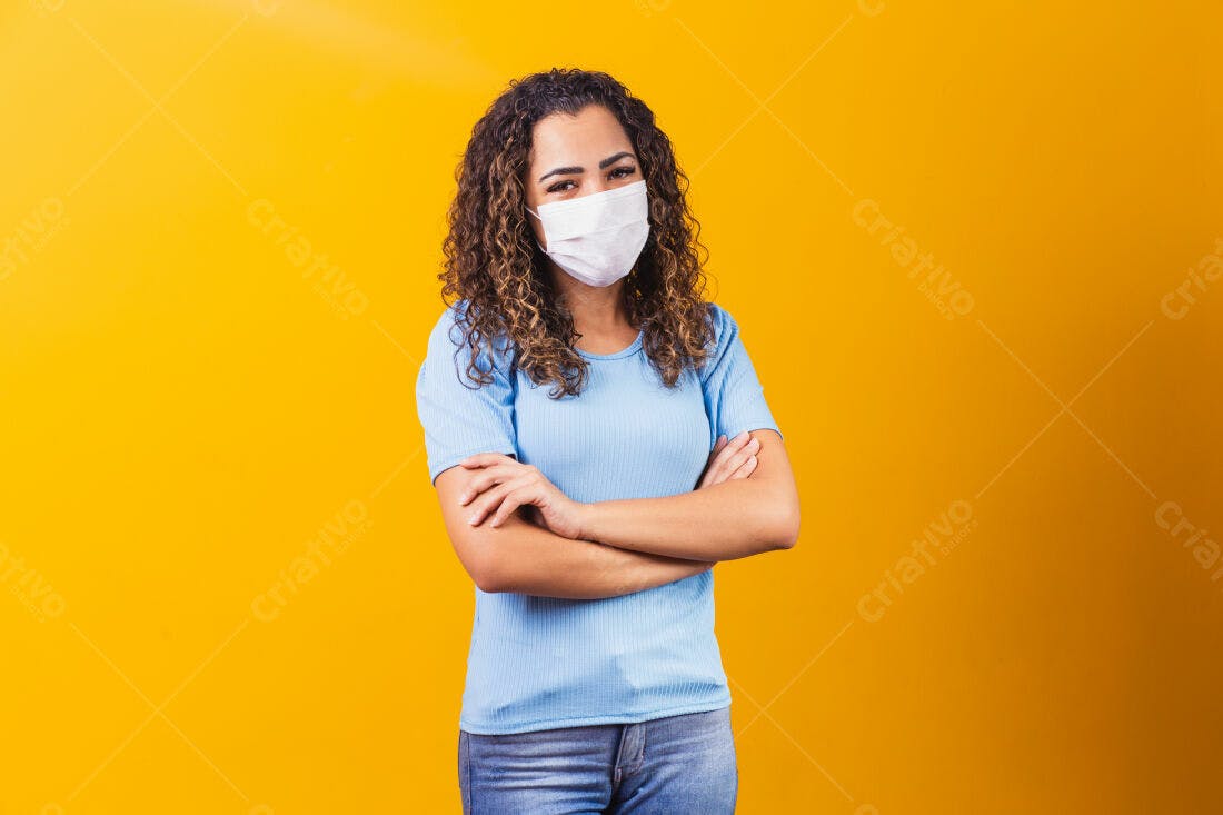 Mulher usando máscara fundo amarelo