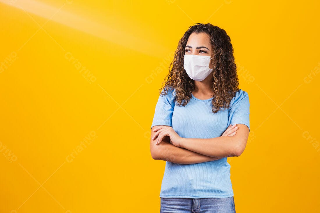 Mulher com máscara azul fundo amarelo