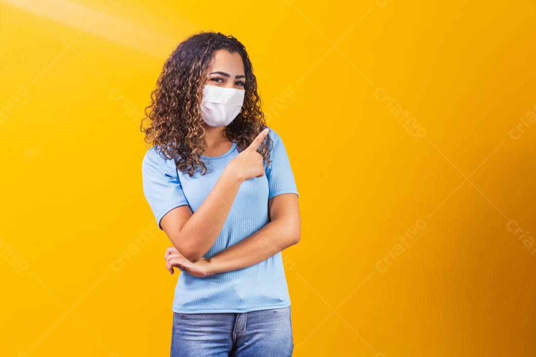 Mulher com máscara apontando fundo amarelo